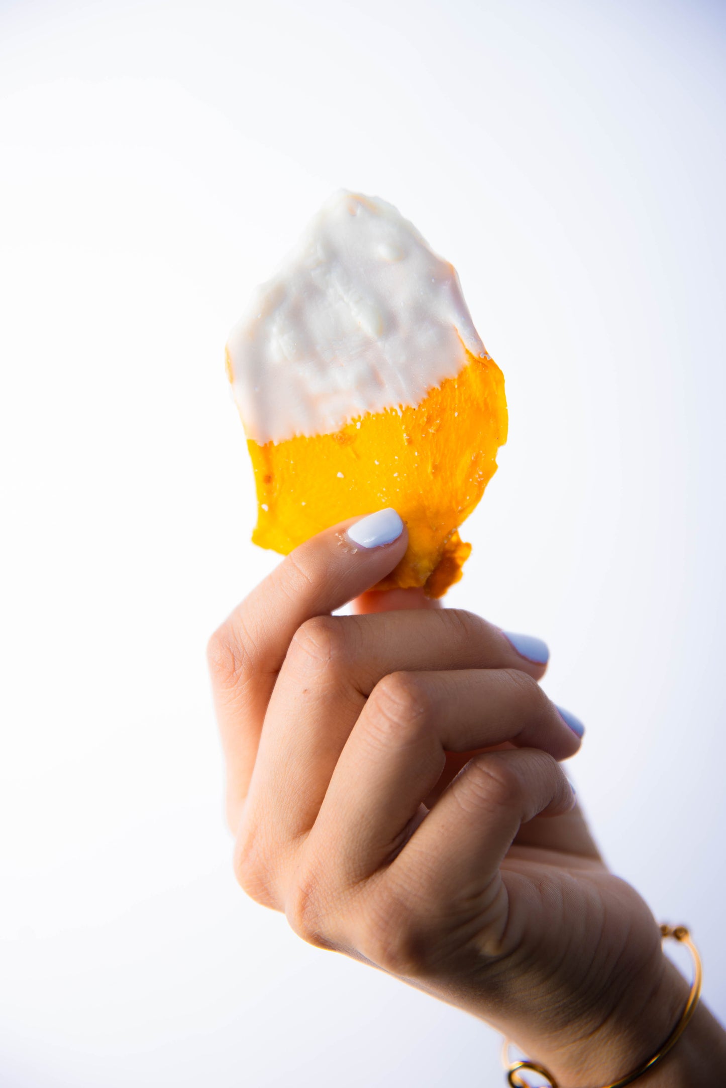 PRÓXIMAMENTE Mango deshidratado con cubierta de chocolate blanco.