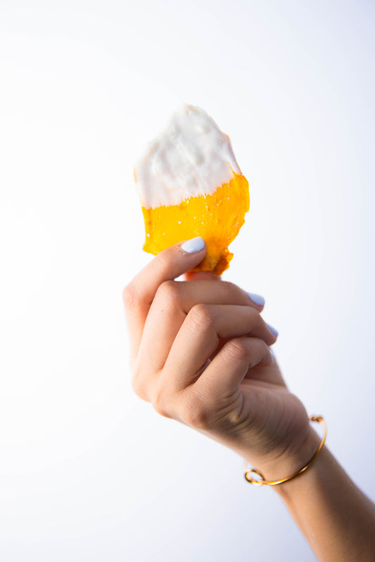 PRÓXIMAMENTE Mango deshidratado con cubierta de chocolate blanco.